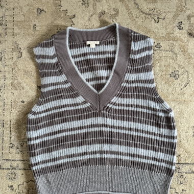 COS gestreifte Strickweste