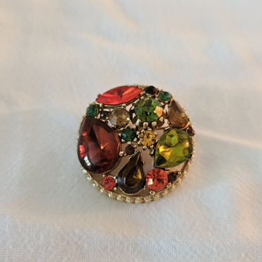 Broche ronde strass colorés