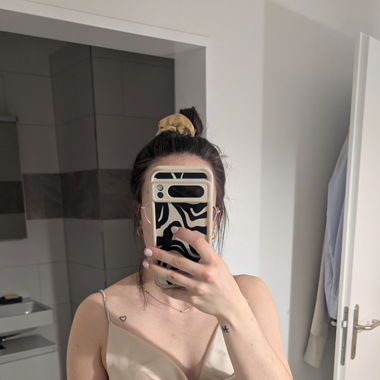 Top in Satinoptik mit glitzernden Trägern