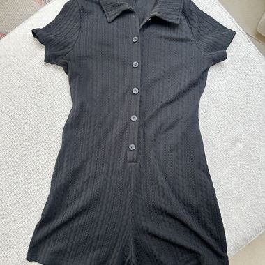 Schwarzer Jumpshort mit Knöpfen