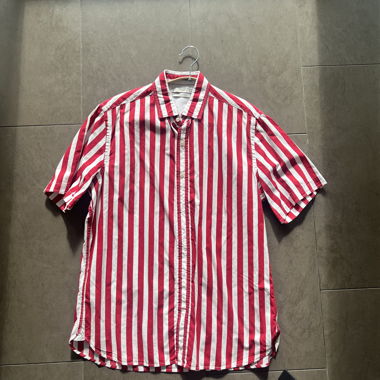 Camicia a righe rosse e bianche