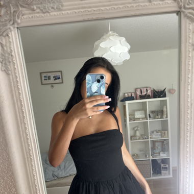 süsses schwarzes Sommerkleid