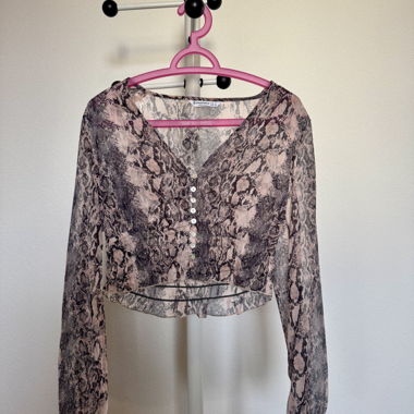 Blusa corta Stradivarius motivo serpente M