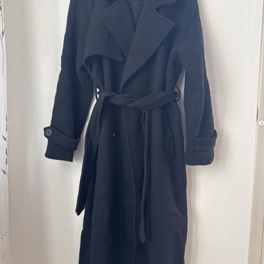 Cappotto nero Bershka con cintura