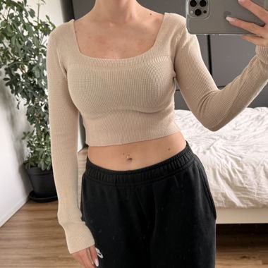 Top corto beige a maniche lunghe