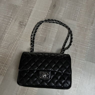 Schwarze wattierte Handtasche