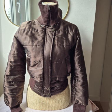 Braune Pufferjacke mit Strickkragen