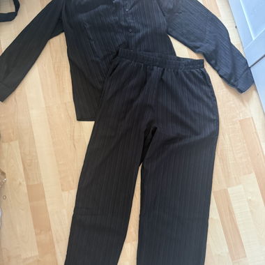 Schwarzes Set mit Hemd und Hose