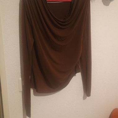 Maglia marrone drappeggiata