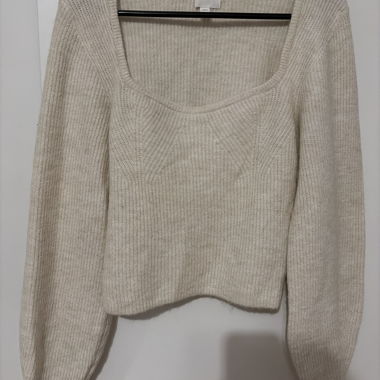 Maglione corto beige con scollo quadrato