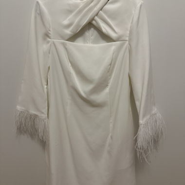 Robe blanche avec bordures en plumes