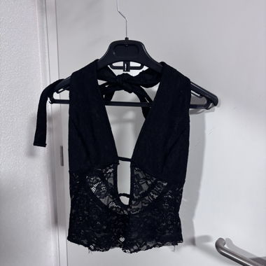 Top in pizzo nero
