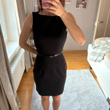 Robe fourreau noire sans manches
