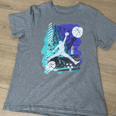 Graues Jordan T-Shirt (Basketballprint)