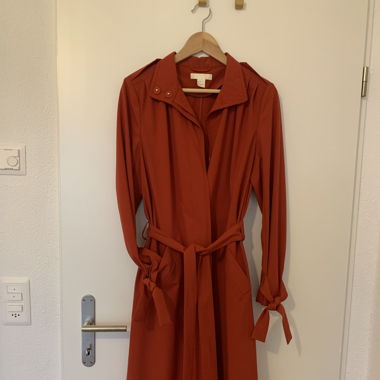 Roter Trenchcoat mit Schleifen