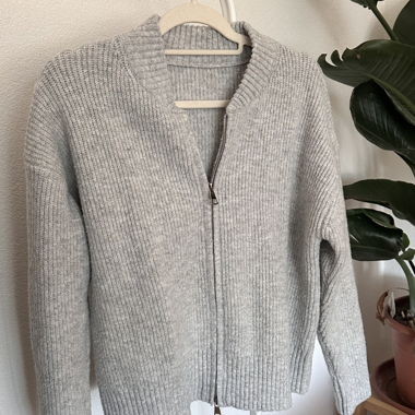 Grau melierter Cardigan mit Reissverschluss