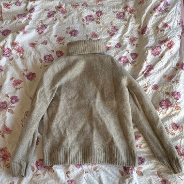 Maglione beige con collo alto