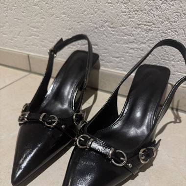 Black Pumps
