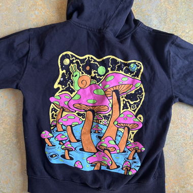 Hoodie noir avec imprimé champignon