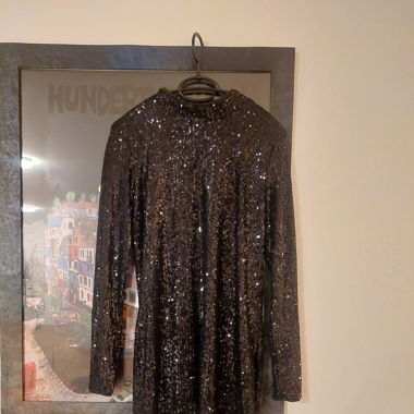 Kleid mit Pailetten offener Rücken