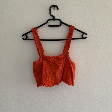 Orangefarbenes Träger-Top