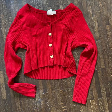 Rote Strickjacke mit Herzknöpfen