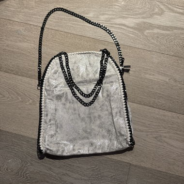 Sac argenté avec bandoulière à chaîne