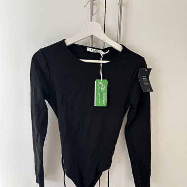 T-shirt à manches longues ouvert dans le dos NA-KD
