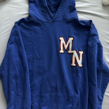 Pull à capuche bleu avec logo MN