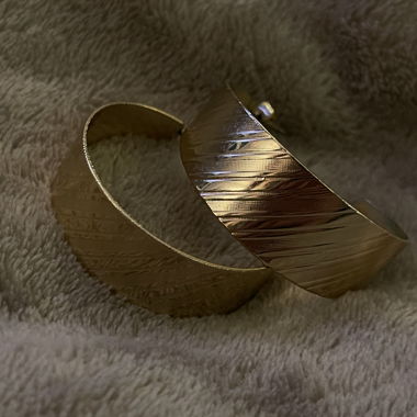 Goldfarbene Creolen-Ohrringe