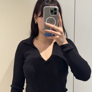 Schwarzes Rippenshirt mit Kragen