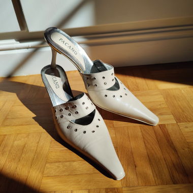 Mules con tacco Y2K vintage in pelle bianca con borchie