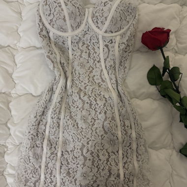 Corsetkleid aus weisser Spitze 