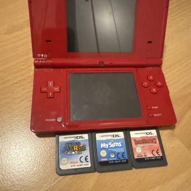 Red Nintendo DSi - With games