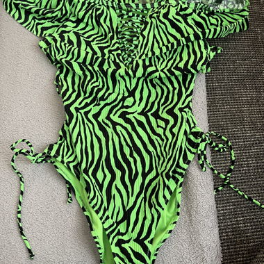 Grüner Zebraprint-Badeanzug