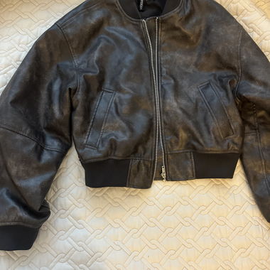 H&M Divided schwarze Kunstleder-Bomberjacke