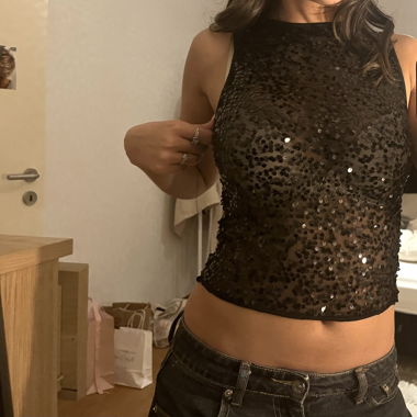 Really pretty sequin top!