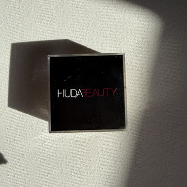 Huda Beauty Easy Bake Powder in Blondie