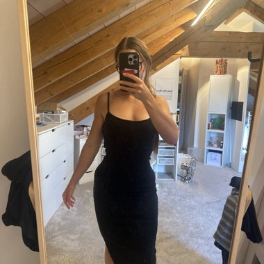 Schwarzes Spaghettiträger-Kleid
