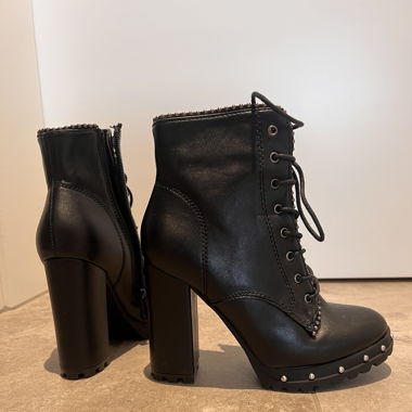 Hohe Stiefel
