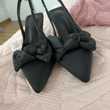 Schwarze Pumps mit Schleife