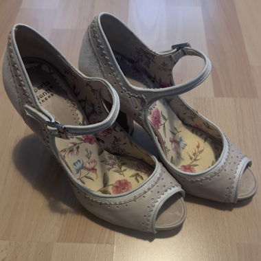 Mary Janes mit Verzierung