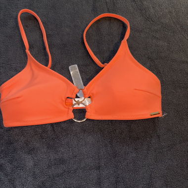 Top bikini arancione con anello