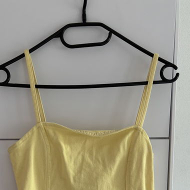 gelbes Jeanskleid