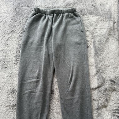 graue Jogginghose