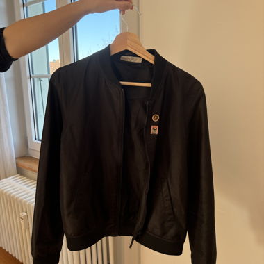 Bomber nero con spille