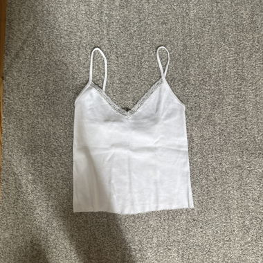 Camisole con bordi in pizzo bianchi