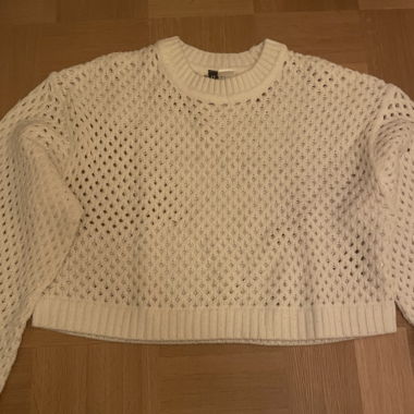 Pullover cropped mit Löchern