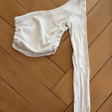 Haut court blanc côtelé asymétrique à manches longues