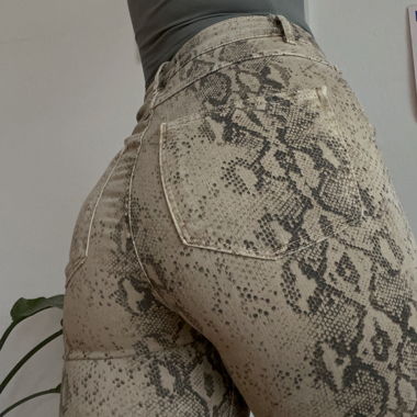 Jeans con stampa serpente